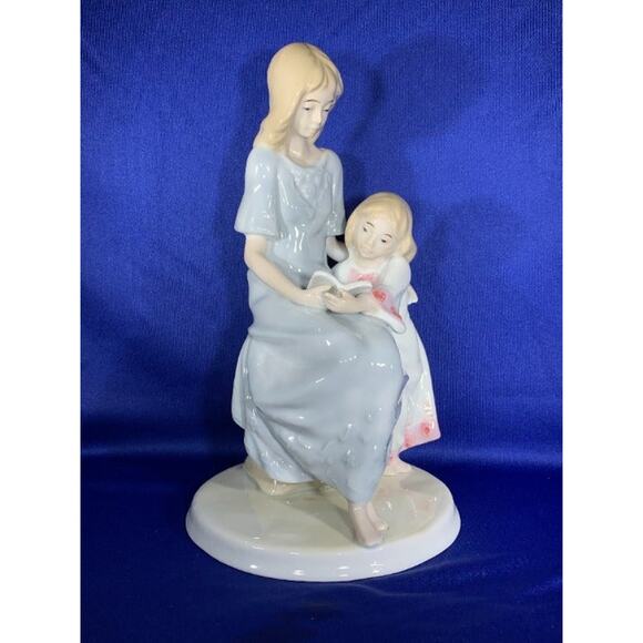 Merico Porcelain Sculpture of Mom Reading to Daughter - Picture 5 of 6